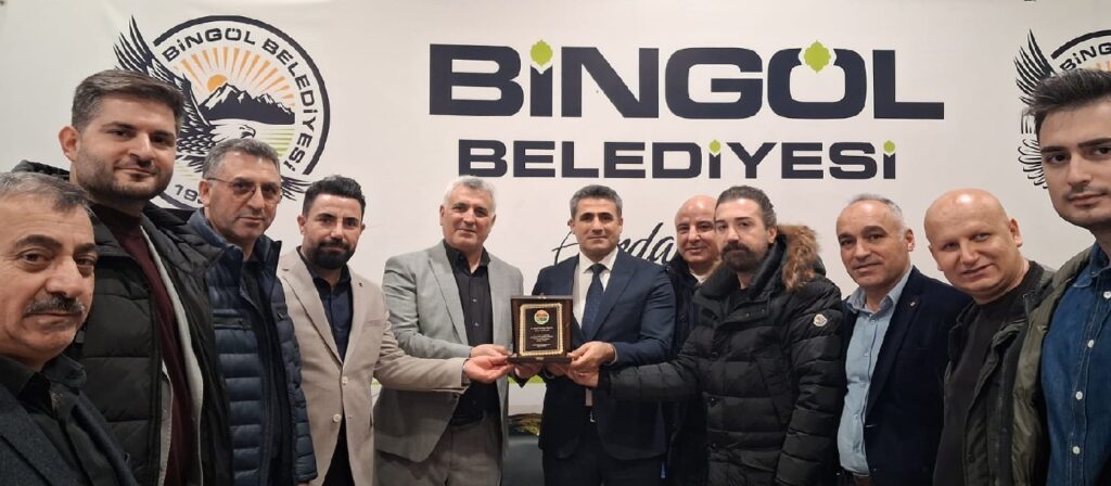 İstanbul Bingöl İl Derneği’nden Belediye Başkanı Erdal Arıkan’a Teşekkür Plaketi