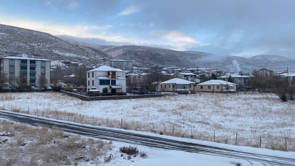 Karlıova’da Kışın İlk Karı Yağdı