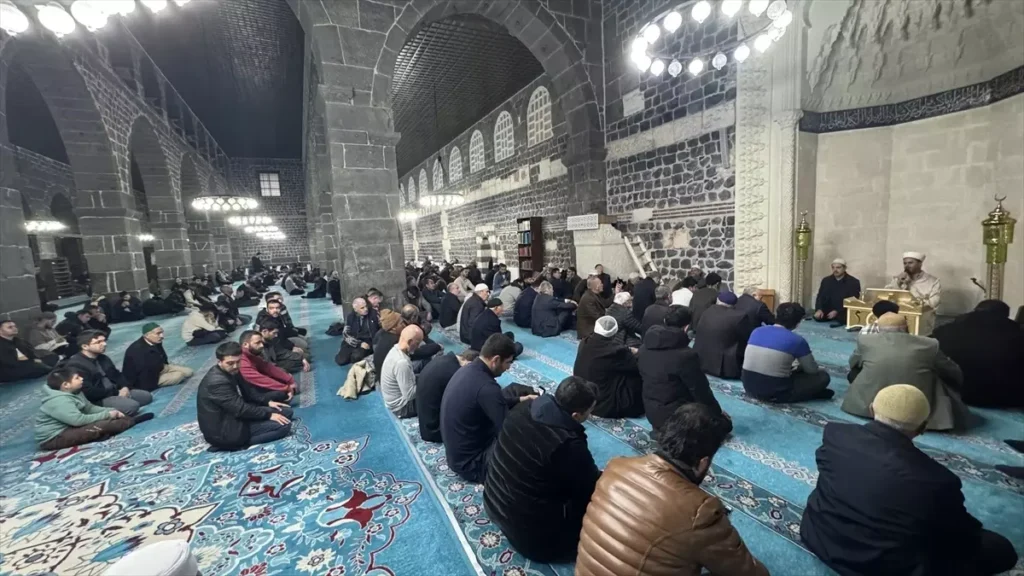 Bingöl’de Regaip Kandili camilerde dualarla idrak edildi