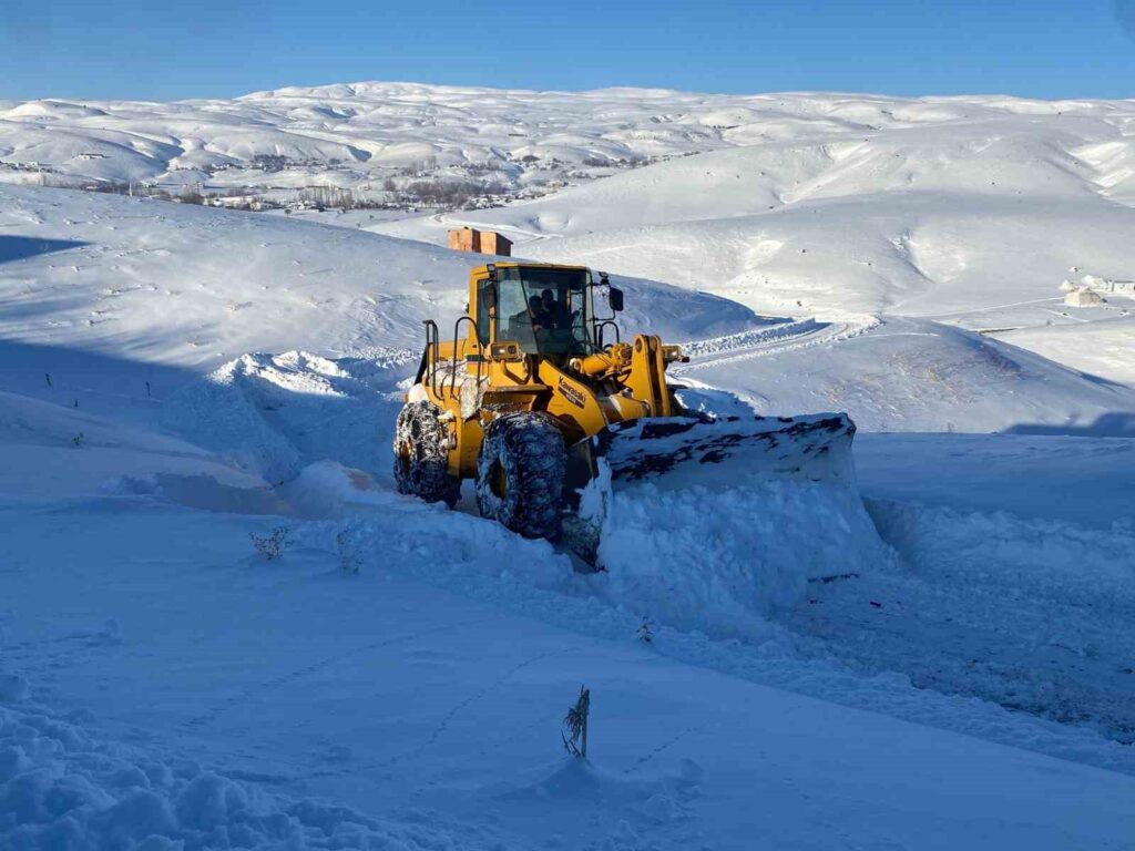 Bingöl’de 46 Köy Yolunda Karla Mücadele Çalışmaları Sürüyor