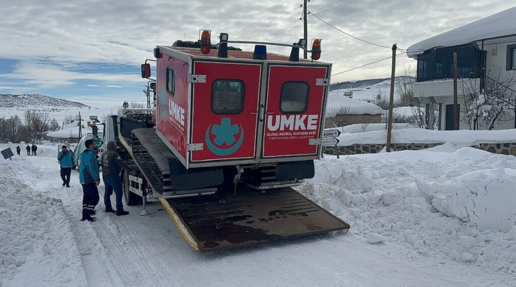 Bingöl’de Karla Kapalı Köyde UMKE’den Hayat Kurtaran Müdahale