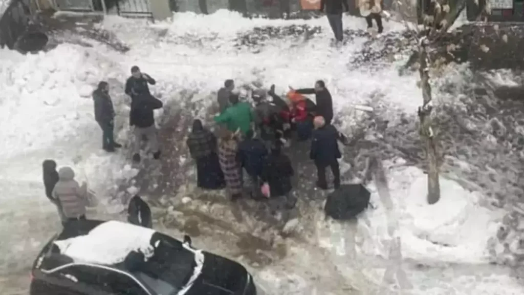 Çatıdan düşen kar kütlesinin altında kalan kadın hayatını kaybetti