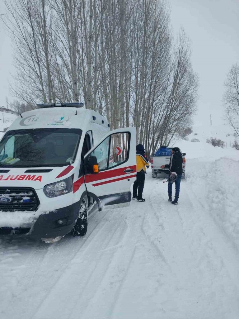 Bingöl’de Karlı yollar aşıldı, kalp hastası muhtar için ekipler seferber oldu