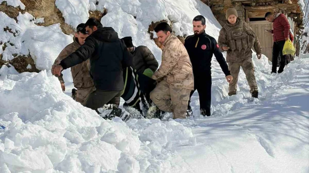 Karla Kapalı Köyde Hayat Kurtaran Müdahale