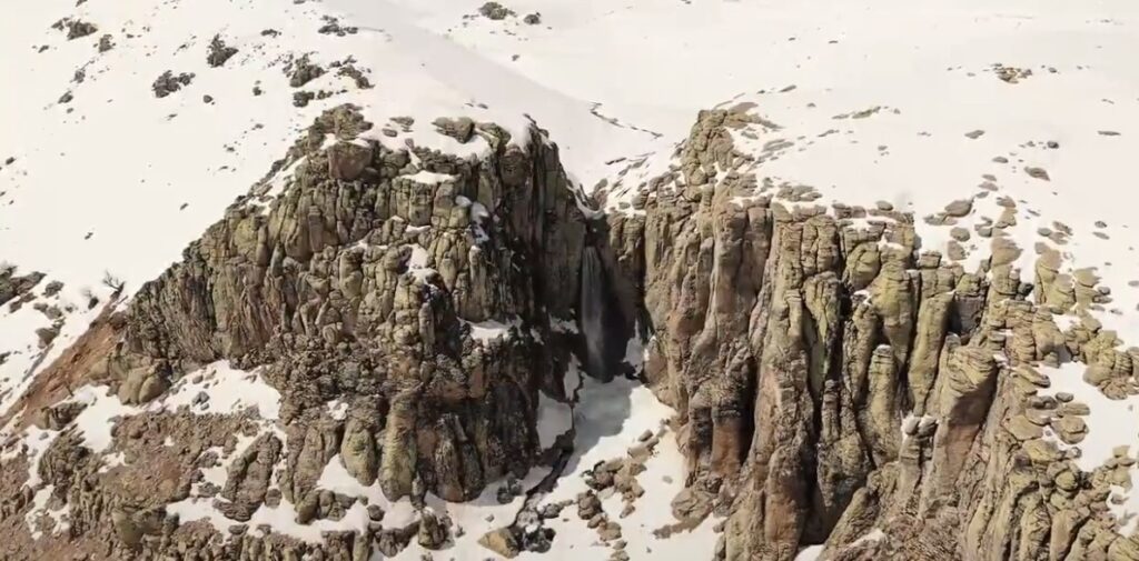 Bingöl’de Çır Şelalesi Baharla Coştu: Doğaseverlerin Yeni Rotası