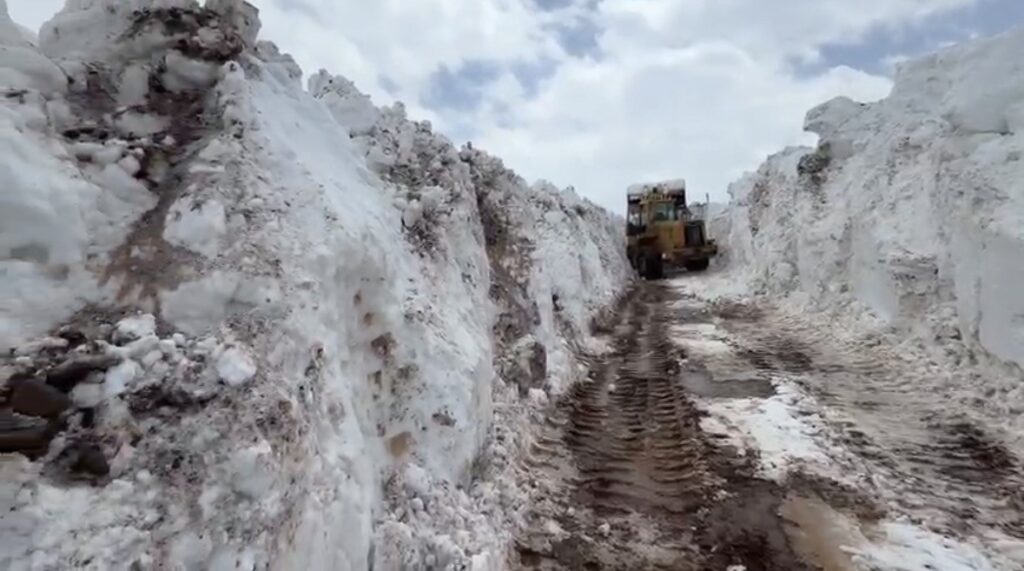 Bingöl’de Nisan Ortasında Kar Mesaisi: Köy Yolları Hâlâ Kapalı