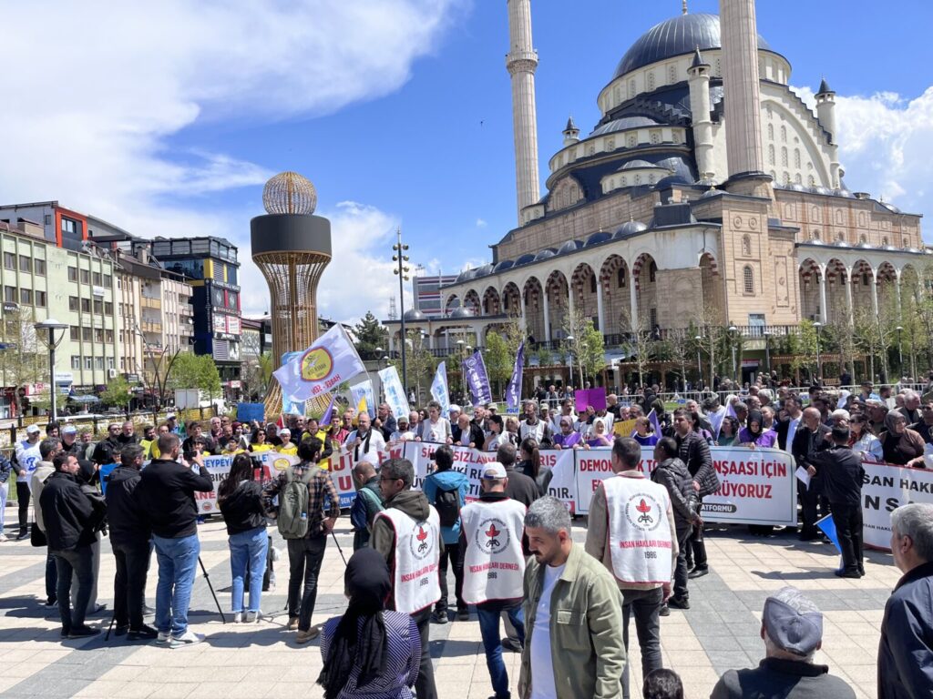 Bingöl’de 1 Mayıs Yürüyüşü: Afet Güvenliği ve Ekonomik Kriz Gündemi Öne Çıktı