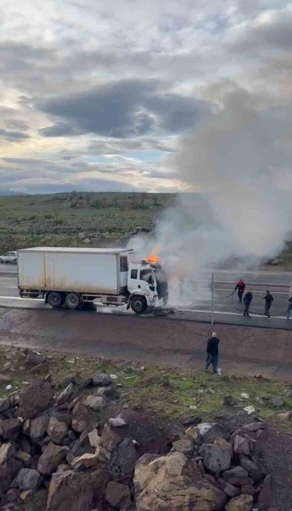 Bingöl’de Seyir Halindeki Kamyon Yandı