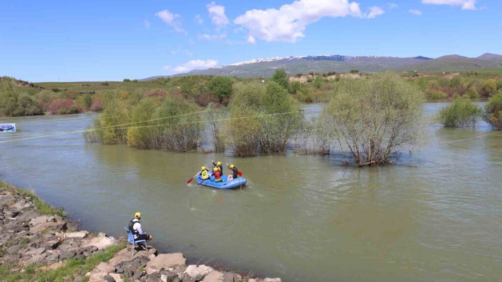 Bingöl’de Rafting Coşkusu: 400 Sporcu Murat Nehri’nde Yarışıyor