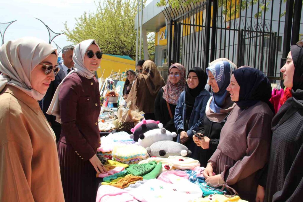 Bingöl KYK Yurtlarında Öğrencilerin El Emeği Ürünleri Sergilendi: 2 Bin Öğrenci Kurslardan Yararlanıyor