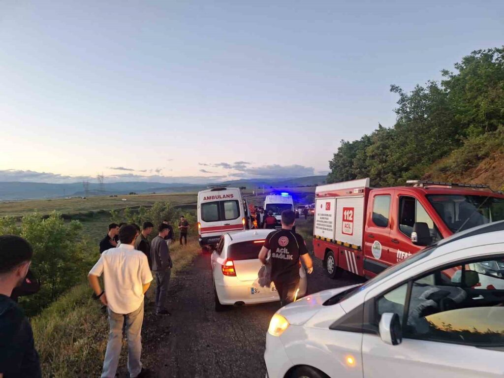Bingöl’de Otomobil Şarampole Yuvarlandı: 2’si Ağır 5 Kişi Yaralandı