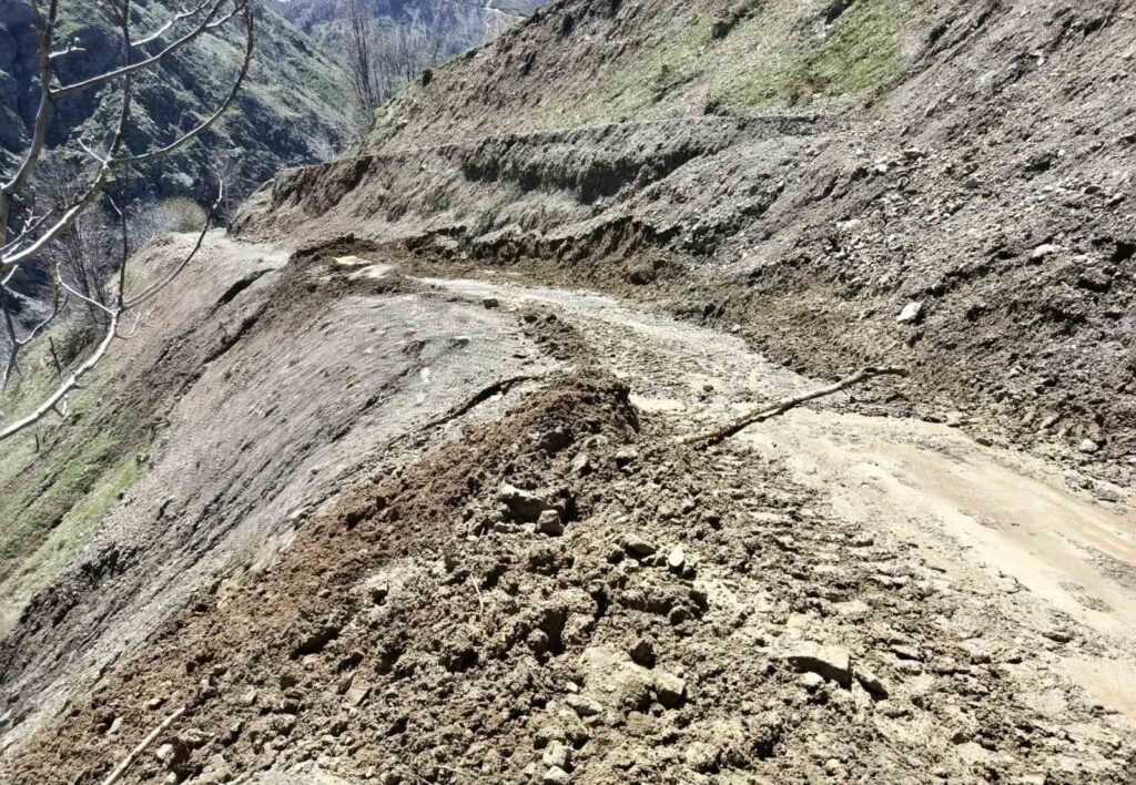 Bingöl Solhan’da Heyelan: Köy Yolu Ulaşıma Kapandı
