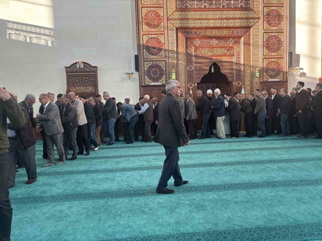 Bingöl’de vatandaşlar bayram namazı için camilere akın etti