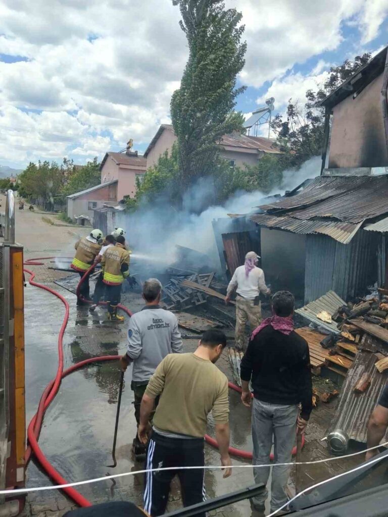 Bingöl’de Ev Yangını: Dumandan Etkilenen 2 Kişi Hastaneye Kaldırıldı