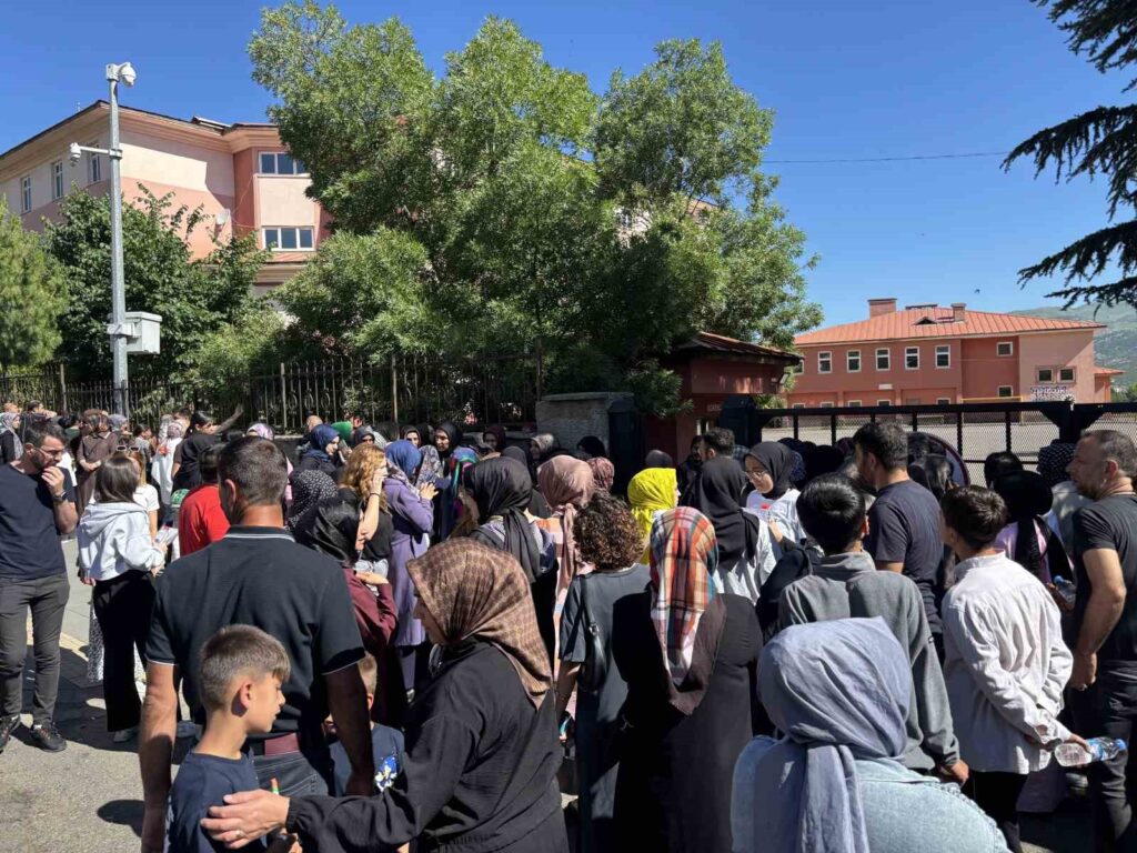 Bingöl’de LGS Heyecanı: Öğrenciler Sınava Girdi, Veliler Dışarıda Bekledi