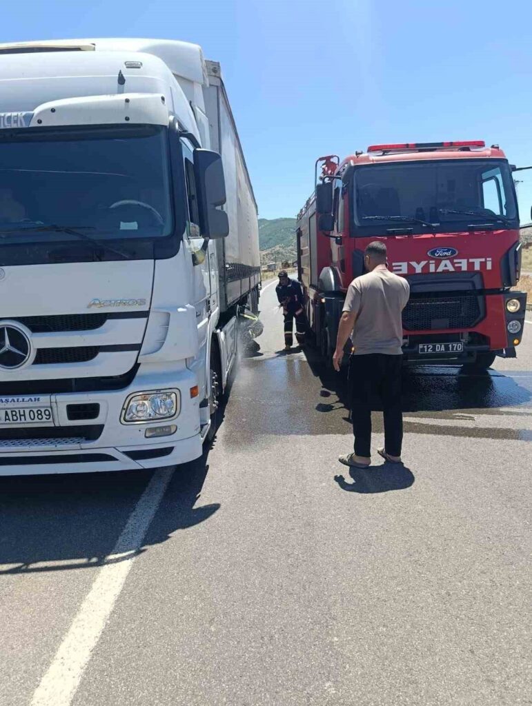 Lastik Yangınına Hızlı Müdahale: Tır Alevlere Teslim Olmaktan Kurtarıldı