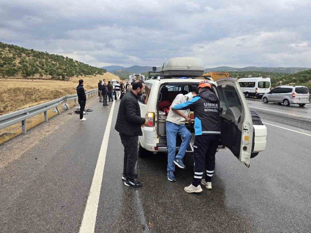 Bingöl’de Hafif Ticari Araç Bariyere Çarptı: 1 Yaralı